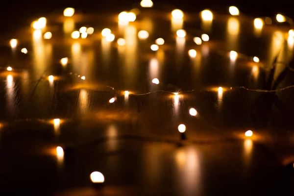 어둠 속에서 전깃불을 감아 놓은 모습 — 스톡 사진