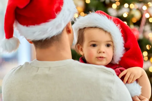 Ευτυχισμένος πατέρας και κοριτσάκι πάνω από το χριστουγεννιάτικο δέντρο — Φωτογραφία Αρχείου