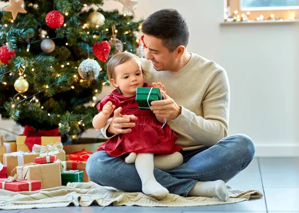 Mutlu baba ve bebek Noel 'de — Stok fotoğraf