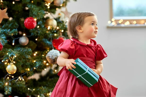 快乐的小女孩在家里带着圣诞礼物 — 图库照片