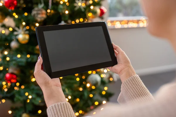 Frau mit Tablet-PC an Weihnachten zu Hause — Stockfoto