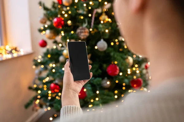 Primer plano de la mujer con teléfono inteligente en Navidad — Foto de Stock