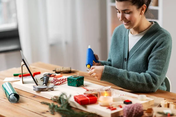 Mulher fazendo calendário de advento no Natal em casa — Fotografia de Stock