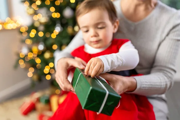 Avó e bebê menina com presente de Natal — Fotografia de Stock