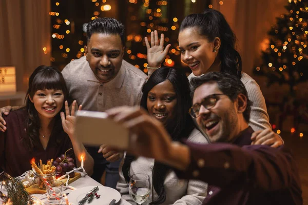 Amigos tomando selfie no jantar de Natal em casa — Fotografia de Stock