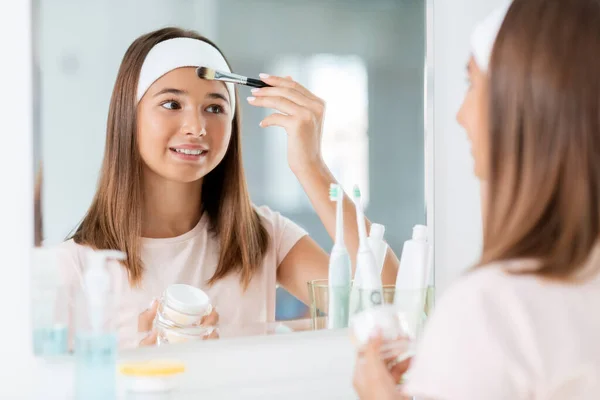 Teenager-Mädchen trägt Gesichtsmaske im Badezimmer auf — Stockfoto