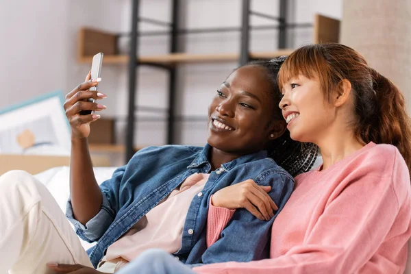 Nők okostelefon csinál selfie az új otthon — Stock Fotó