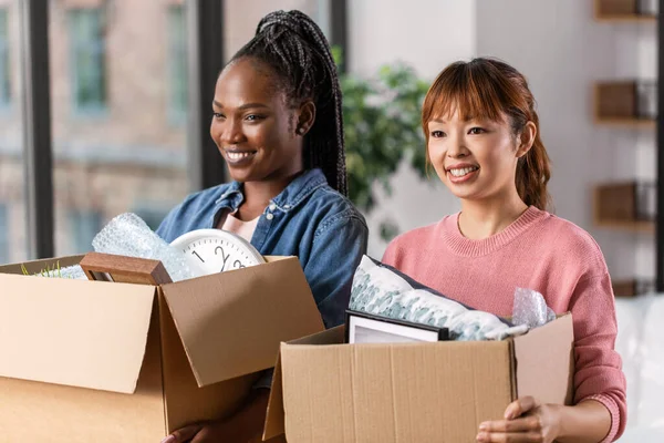 Vrouwen met dozen verhuizen naar nieuw huis — Stockfoto