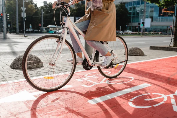 Γυναίκα ποδηλασία κατά μήκος του δρόμου κόκκινη λωρίδα ποδήλατο στην πόλη — Φωτογραφία Αρχείου