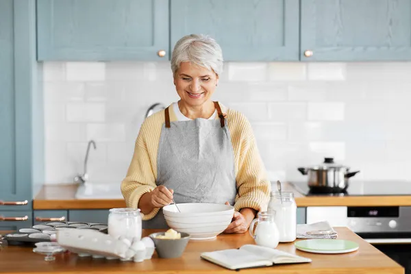 Šťastná žena vaření potravin na kuchyni doma — Stock fotografie