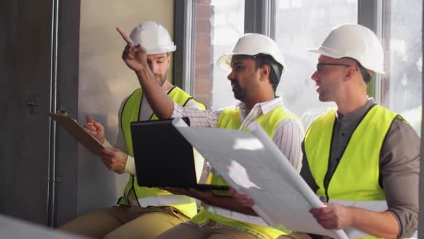 Arquitectos masculinos en cascos con portátil en la oficina — Vídeos de Stock
