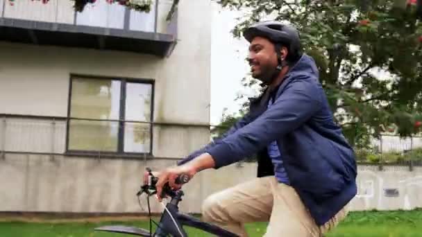 Joven montar en bicicleta en la calle de la ciudad — Vídeo de stock