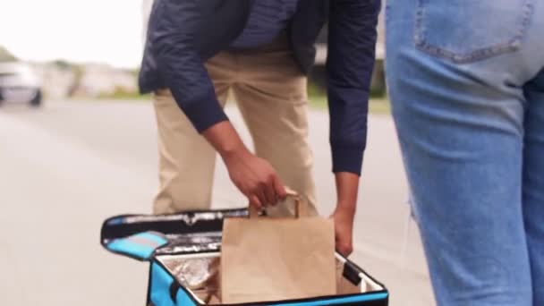 Щаслива доставка їжі чоловік дає замовлення клієнту — стокове відео