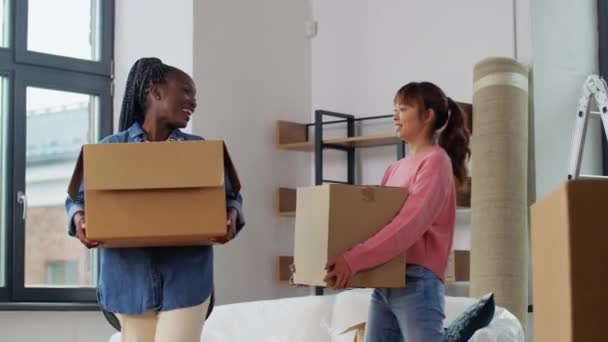 Vrouwen met dozen verhuizen naar nieuw huis — Stockvideo