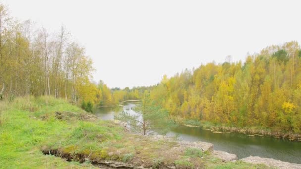 Widok na rzekę z bagażnika samochodu z kocem i herbatą — Wideo stockowe