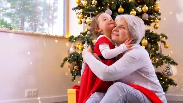 Abuela y bebé niña abrazándose en Navidad — Vídeos de Stock