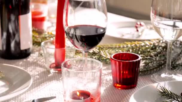 Serviço de mesa para o jantar de Natal em casa — Vídeo de Stock