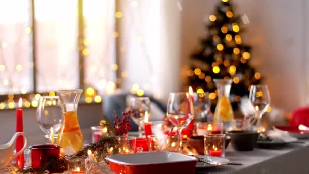 Stůl sloužící pro vánoční večírek doma — Stock video