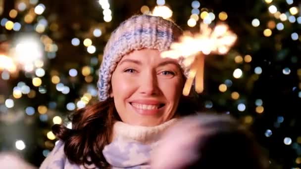 在城市的圣诞佳节，快乐的女人带着火花 — 图库视频影像