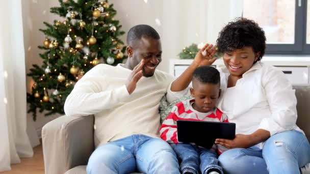 Afrykańska rodzina z tabletem na Boże Narodzenie — Wideo stockowe