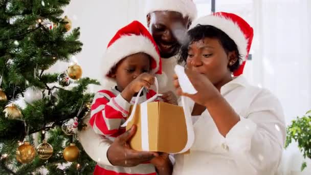 Африканська сім'я відкриває різдвяний подарунок вдома — стокове відео