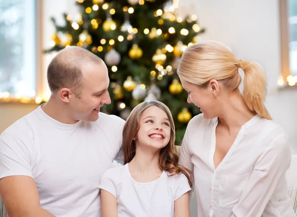 Retrato de la familia feliz en casa en Navidad — Foto de Stock