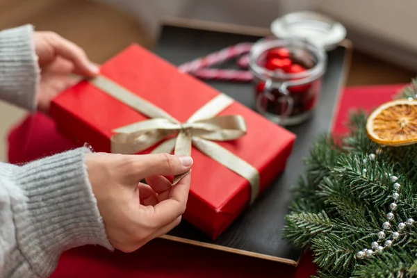 Manos con regalo de Navidad, golosinas y decoraciones —  Fotos de Stock