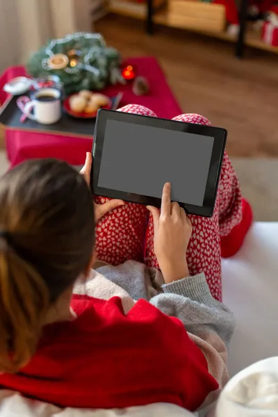Žena s počítačem doma na Vánoce — Stock fotografie