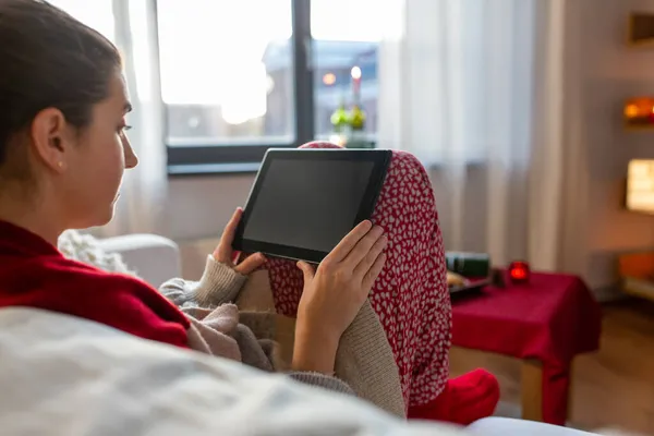 Wanita dengan komputer tablet di rumah pada hari Natal — Stok Foto