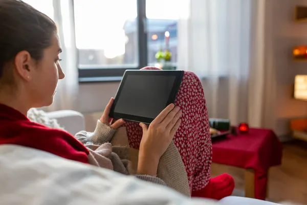 Mujer con Tablet PC en casa en Navidad —  Fotos de Stock