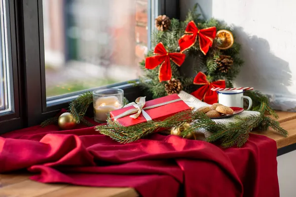 Presente de Natal, biscoitos, vela e ramo de abeto — Fotografia de Stock