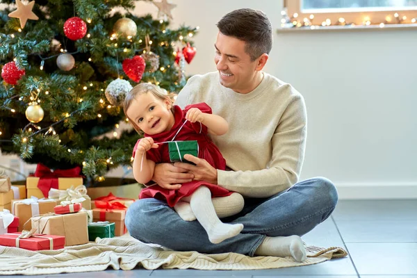 Mutlu baba ve bebek Noel 'de — Stok fotoğraf