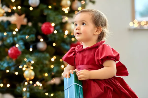 Glücklich Baby Mädchen mit Weihnachtsgeschenk zu Hause — Stockfoto