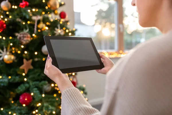 Mulher com tablet pc no Natal em casa — Fotografia de Stock