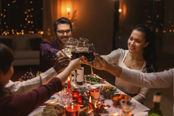 クリスマスパーティーでワインを飲む幸せな友達 — ストック写真