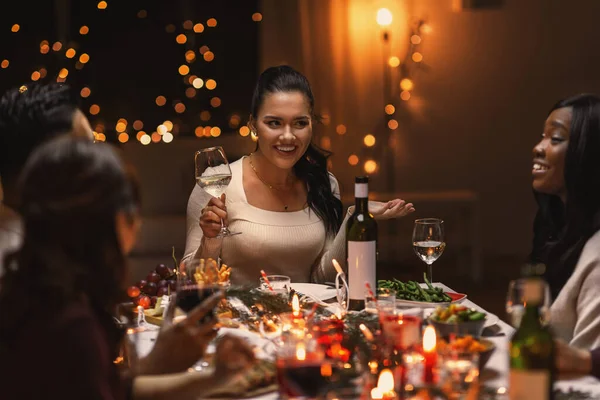 Happy friends drinking wine at christmas party — Stock Photo, Image