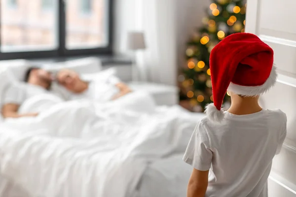圣诞节早上，男孩走进父母的卧室 — 图库照片