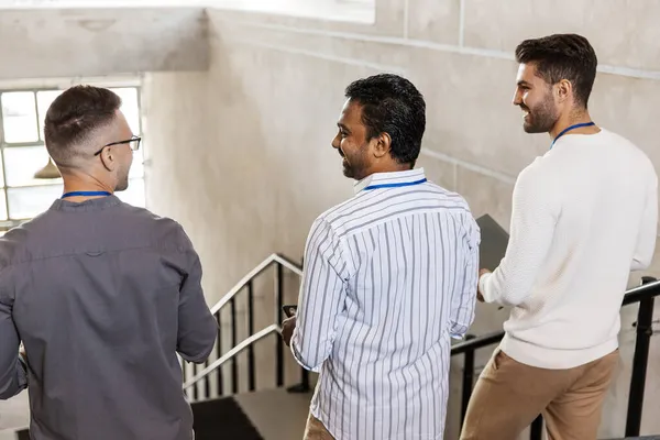 Mannen die de trap aflopen en praten — Stockfoto