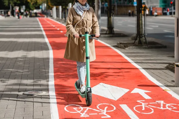 在城市的自行车道上骑摩托车的女人 — 图库照片