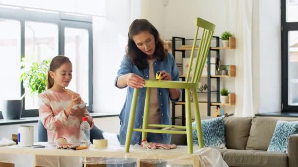 Mor och dotter med linjal som mäter gammal stol — Stockvideo