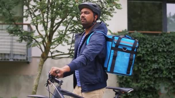 Ινδός διανομέας άνθρωπος με τσάντα και ποδήλατο στην πόλη — Αρχείο Βίντεο