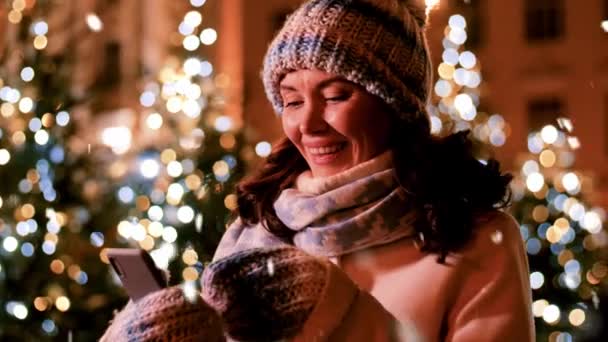 圣诞节的时候，快乐的女人拿着智能手机 — 图库视频影像