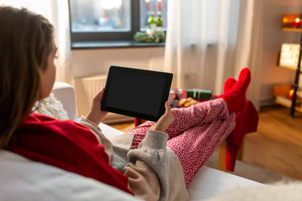Žena s počítačem doma na Vánoce — Stock fotografie