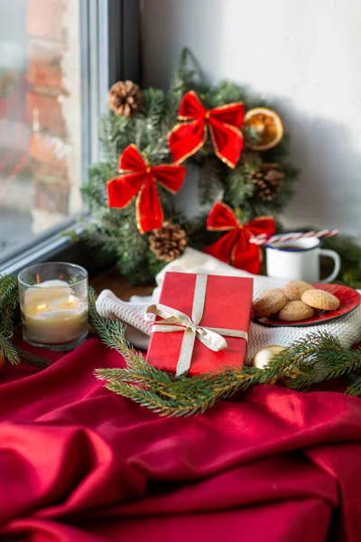 Presente de Natal, biscoitos, vela e ramo de abeto — Fotografia de Stock