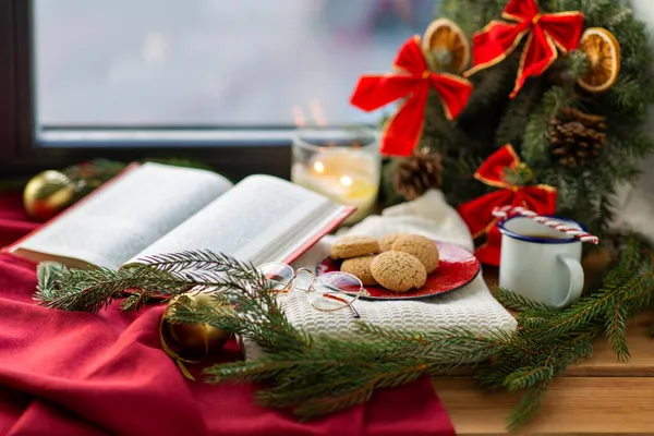 Livro, biscoitos, copos, café e decoração de Natal — Fotografia de Stock