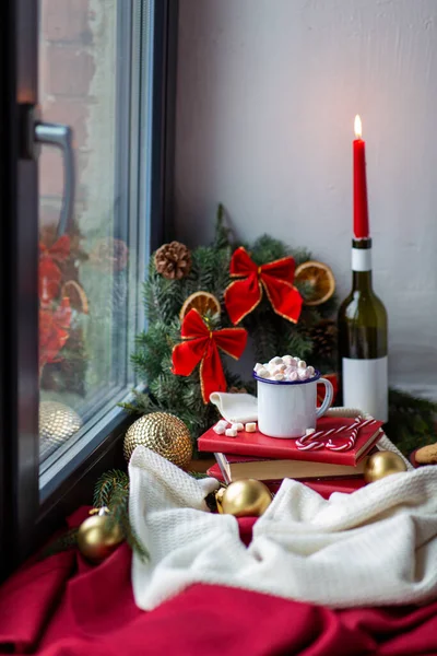 Kerstlekkernijen en decoraties op vensterbank — Stockfoto