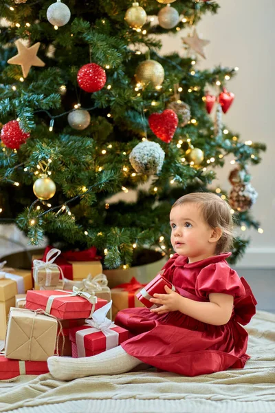 快乐的女婴在家里打开圣诞礼物 — 图库照片