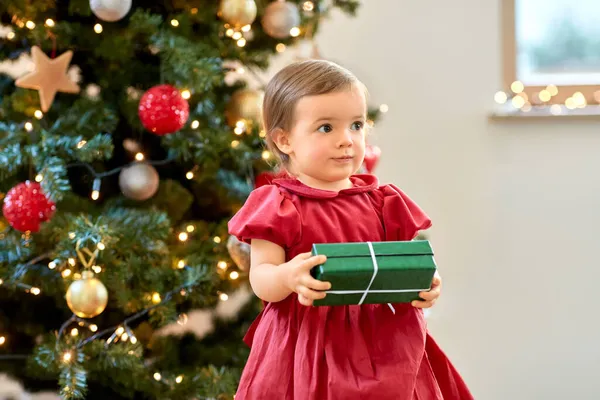 快乐的小女孩在家里带着圣诞礼物 — 图库照片