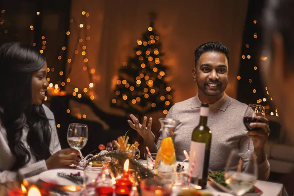 クリスマスパーティーでワインを飲む幸せな友達 — ストック写真