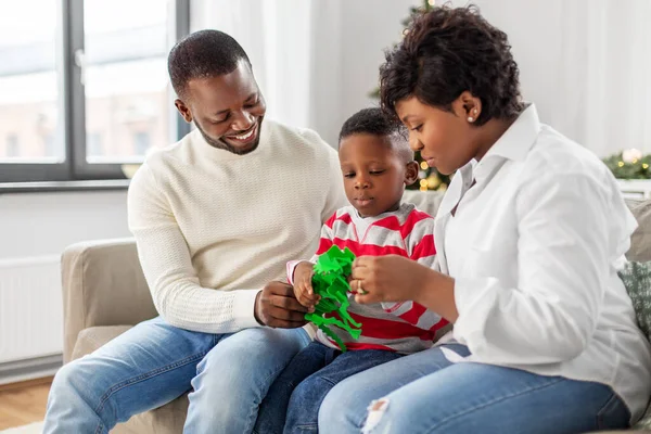 Африканська сім'я з іграшкою на Різдво вдома — стокове фото
